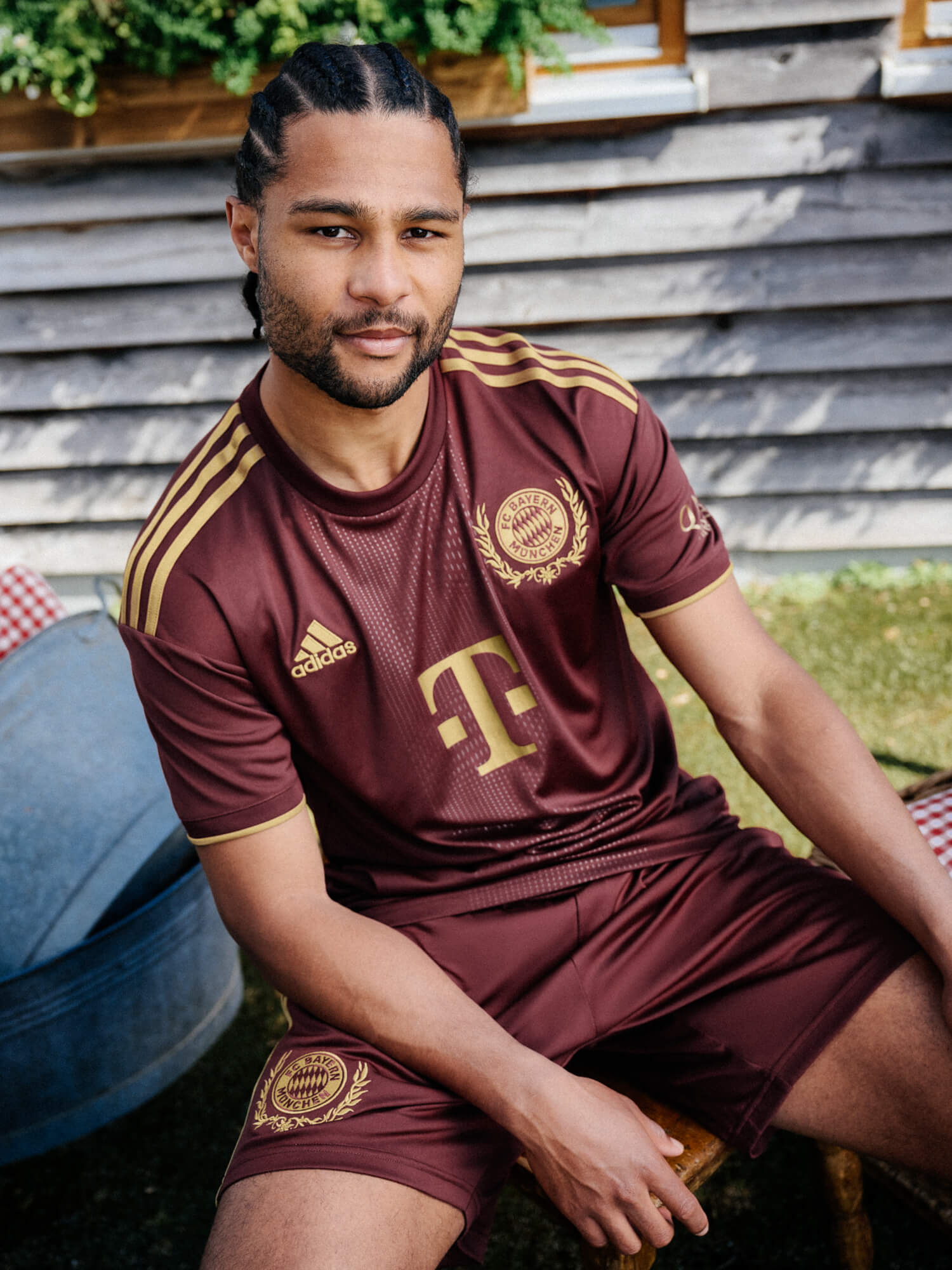 H23544_FCBAYERN_FW22_WIESN_GNABRY_02-1